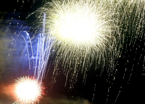 Espectáculo con grandes fuegos artificiales de colores en la noche oscura —  Fotos de Stock