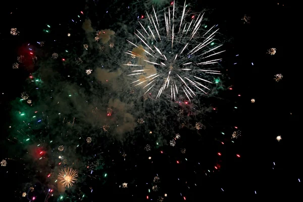 Show com grandes fogos de artifício coloridos na noite escura — Fotografia de Stock