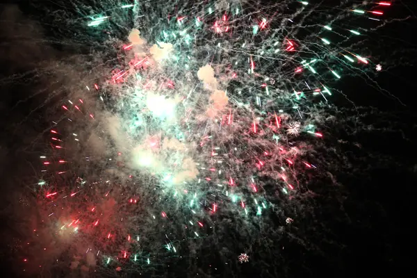 Espectáculo con grandes fuegos artificiales de colores en la noche oscura —  Fotos de Stock