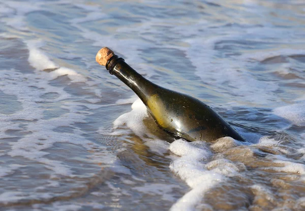 Бутылка в океане с секретным посланием — стоковое фото