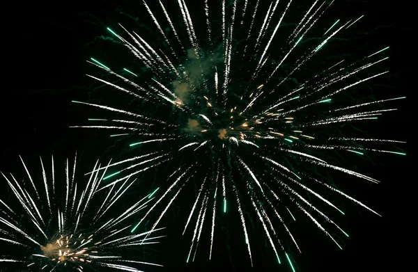 Spettacolo con grandi fuochi d'artificio colorati nella notte buia Foto Stock