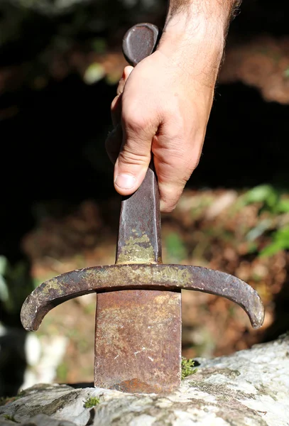 Espada Excalibur en la piedra —  Fotos de Stock