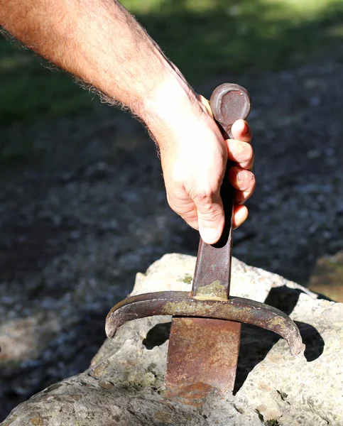 Excalibur Schwert im Stein und in der Hand des Menschen — Stockfoto