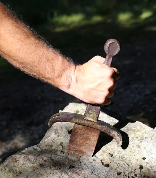Espada Excalibur en la piedra y la mano del hombre — Foto de Stock