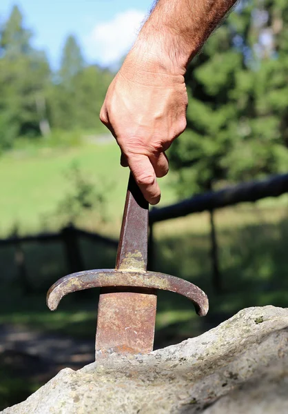 Excalibur pedang di batu dan tangan manusia — Stok Foto