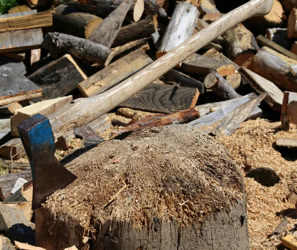 Machado do lenhador no bloco de madeira — Fotografia de Stock