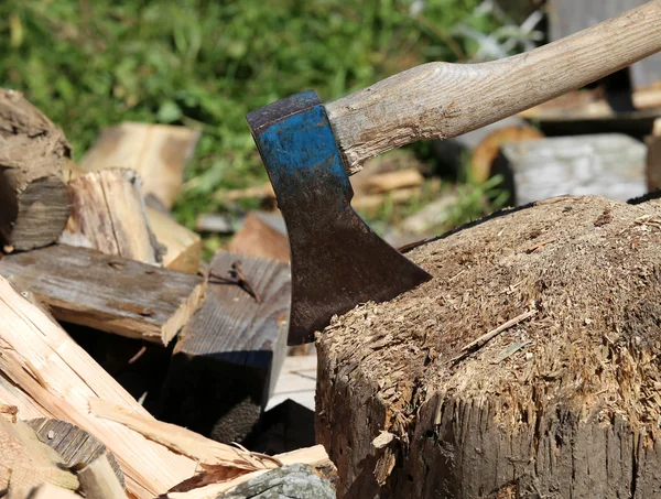 Machado do lenhador no bloco de madeira no galpão — Fotografia de Stock