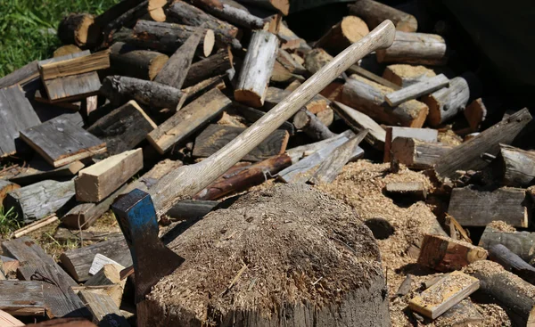 Machado de um lenhador no bloco de madeira no galpão — Fotografia de Stock