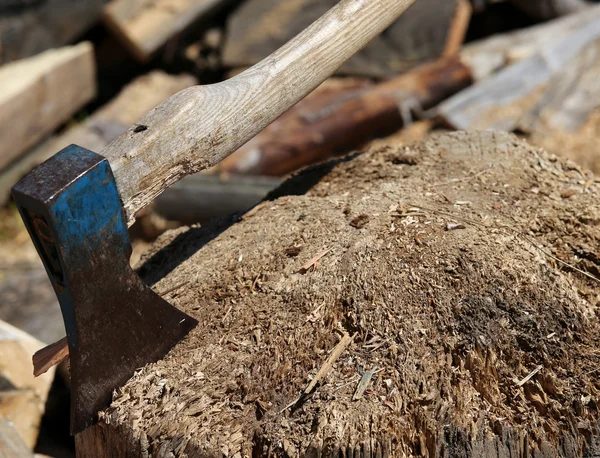 Machado grande de um lenhador no bloco de madeira — Fotografia de Stock