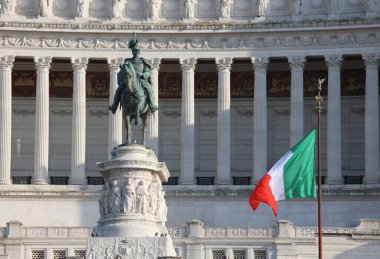 Roma 'nın başkenti İtalya' da ALTARE DELLA PATRIA adlı şahin ve saray ve bayrak