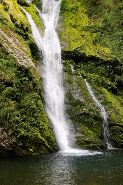 Cachoeira Encantadora Uma Paisagem Selvagem Meio Floresta Intocada — Fotografia de Stock