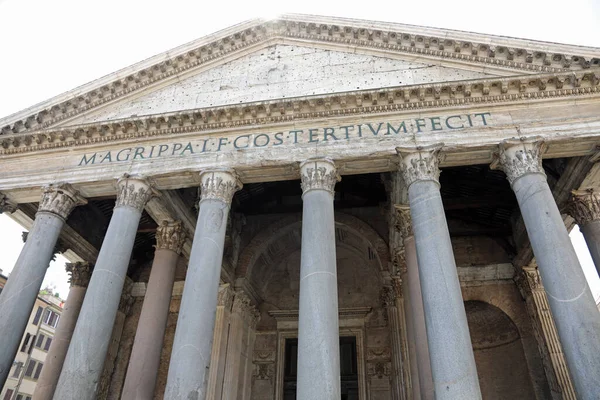 ローマのパンテオンと呼ばれる非常に古代の建物の広いファサードイタリア — ストック写真