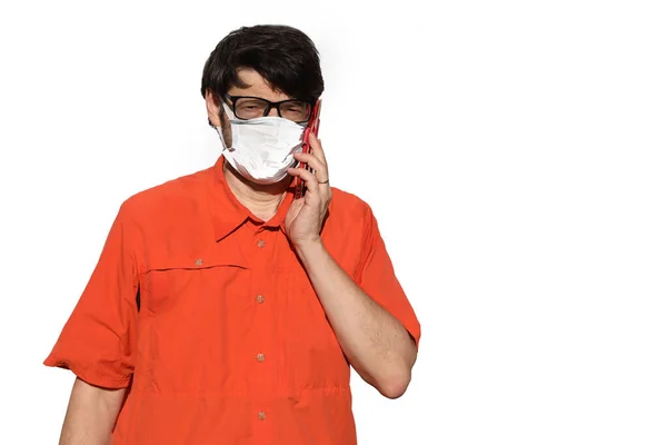 Beyaz Arka Planda Telefonla Konuşurken Cerrahi Maske Takan Genç Bir — Stok fotoğraf
