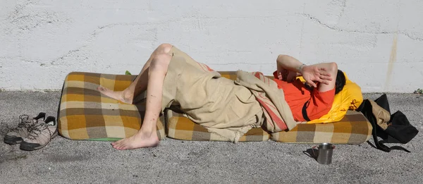 Homeless Man Sleeps Filthy Mattress Ground Street Sidewalk — Stock Photo, Image