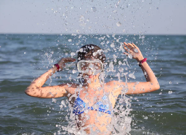 Mladá Dívka Potápění Maska Hraje Postřik Mořské Vody Vzduchu Létě — Stock fotografie
