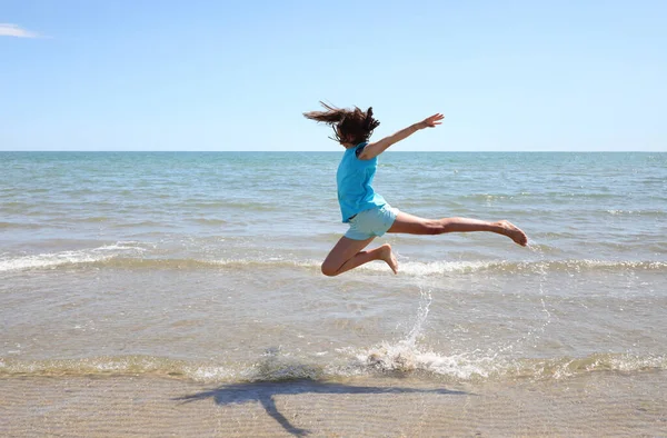 Atletyczna Dziewczyna Skacze Robi Gimnastyczne Ćwiczenia Nad Wodą Morską Lecie — Zdjęcie stockowe