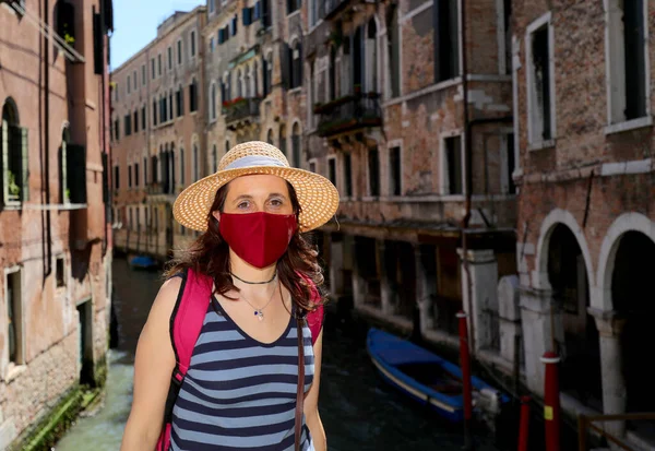 Jovem Mulher Com Máscara Chapéu Palha Visitar Veneza Itália Durante — Fotografia de Stock