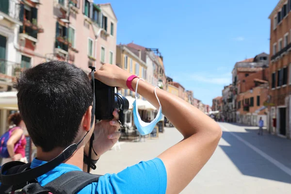 Jovem Rapaz Fotografa Ampla Rua Veneza Sem Pessoas Durante Crise — Fotografia de Stock