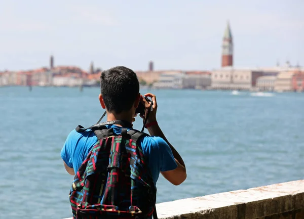 Jovem Fotógrafo Enquanto Tira Uma Foto Basílica San Marco Lagoa — Fotografia de Stock