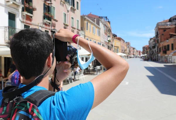 Jeune Garçon Photographie Grande Rue Venise Sans Personne Pendant Crise — Photo