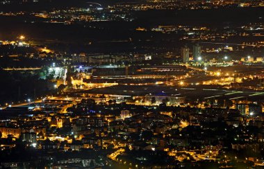 İtalya 'nın Torino şehrinin gece manzarası yukarıdan görülüyor.