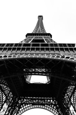 Paris 'te siyah beyaz efektli çok yüksek Eyfel Kulesi' nin altından inanılmaz manzaralar.