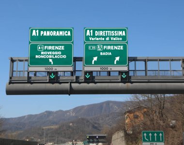 İtalyanca metinle Floransa şehrine ulaşma göstergesi olan otoyol kavşağı