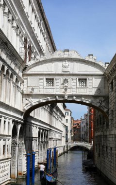 Kanalın altından geçen Ponte dei Sospiri ve Gondola adlı ünlü Venedik anıtı