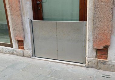 Venedik 'teki bir evi yüksek sudan korumak için çelik kapı.