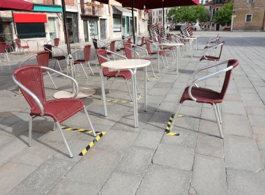 Coronavirüs salgınları nedeniyle meydandaki bir kafenin sandalye ve masalarının mesafesi