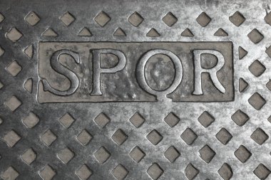 Senatus Populusque Romanus 'un kısaltması olan SPQR metninin Latince anlamı: Senato ve Roma Halkı