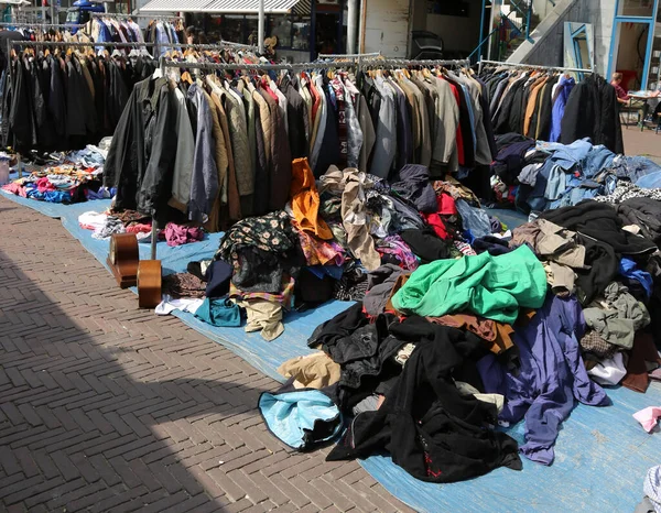 Molti Vestiti Usati Vendita Nel Mercato Dell Abbigliamento All Aperto — Foto Stock