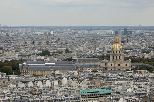 황금빛으로 빛나는 파리의 도시의 꼭대기에서 나폴레옹의 무덤이 순간의 모습입니다 — 스톡 사진
