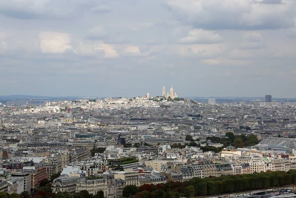 Udsigt Paris Montmartre Kirke Bakken Mange Skyer Fra Eiffeltårnet - Stock-foto