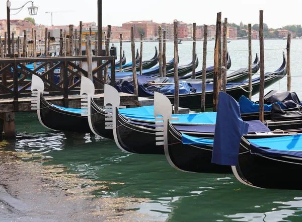 Many Gondolas Tourists Due Coronavirus Blocked Tourism Island Venice — Stock Photo, Image