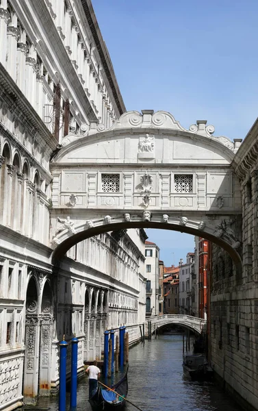 Kanalın altından geçen Ponte dei Sospiri ve Gondola adlı ünlü Venedik anıtı