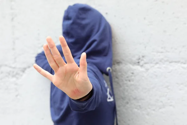 Mano Niña Con Sudadera Con Capucha Protegiéndose Para Evitar Violencia — Foto de Stock