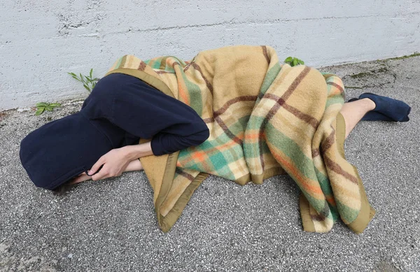 Άστεγος Καθώς Κοιμάται Στο Πάτωμα Κάτω Από Μια Βρώμικη Κουβέρτα — Φωτογραφία Αρχείου