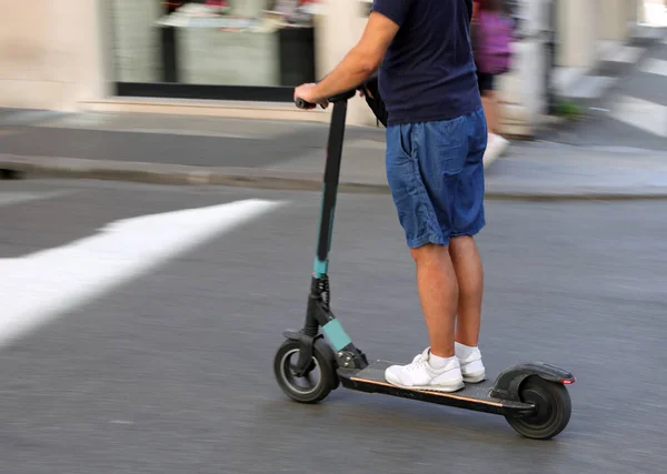 Ragazzo Sulla Scossa Elettrica Scooter Sulla Strada Della Città — Foto Stock