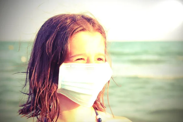 Little Girl Surgical Mask Smiling Eyes Vintage Effect Sea Summer — Stock Photo, Image