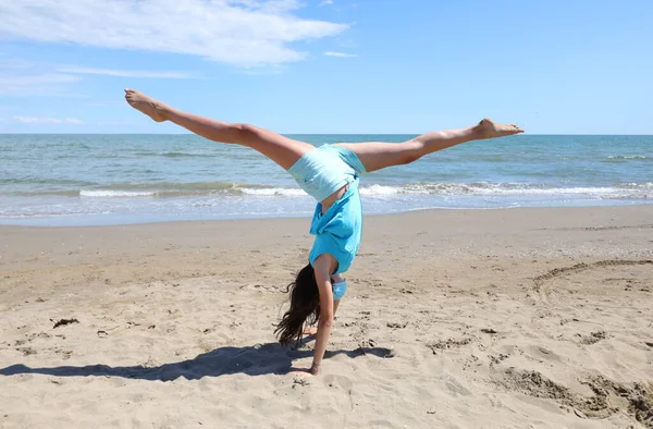 Atletik kızlar yazın deniz kenarında jimnastik yaparken
