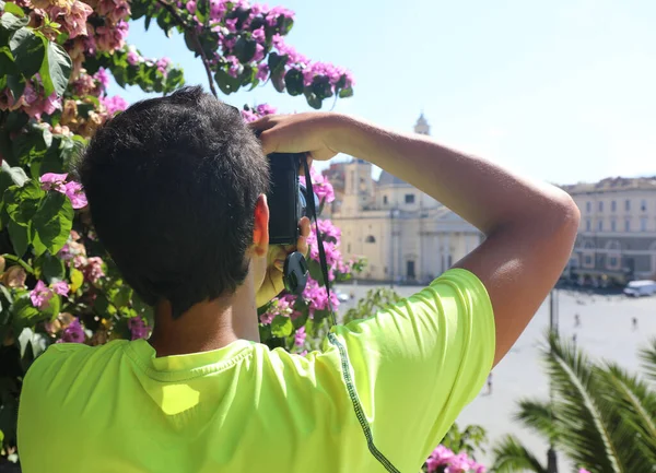 Fotógrafo Enquanto Tira Uma Foto Praça Das Pessoas Chamada Piazza — Fotografia de Stock