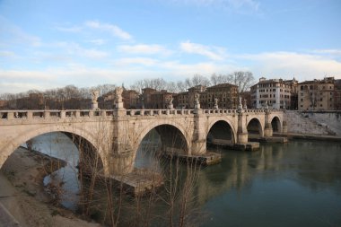 Roma şehrinde ve Tiber Nehri 'nde İtalyanca dilinde PONTE SANT ANGELO adı verilen antik Roma Köprüsü