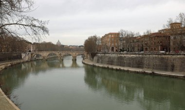 Roma 'yı geçen büyük Tiber nehri Ponte Sisto adlı köprünün dibindedir.