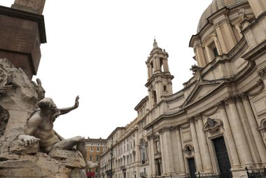 Roma 'nın ünlü meydanı Piazza Navona' dır. Bazilika ve heykel, kendini anıtın çökmesi an meselesidir.
