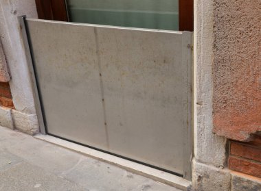 Sel baskınlarında evin girişini korumak için sağlam paslanmaz çelik kapı.