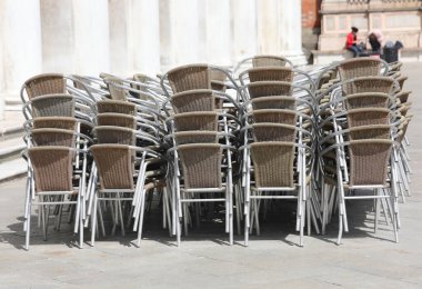 Coronavirus nedeniyle kapalı bir barda sandalyeler kalabalık.