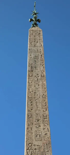 Obelisco Egípcio Com Muitos Hieróglifos Gravados Fundo Céu — Fotografia de Stock