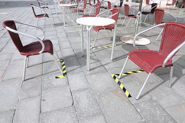 Sandalyeler Meydandaki Yeri Vurgulamak Için Bantla Sosyal Mesafeyi Sağlamak Için — Stok fotoğraf