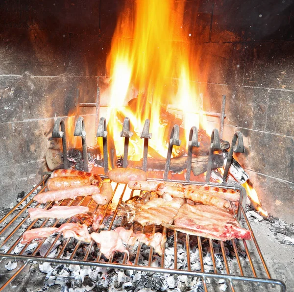 Llama Grande Chimenea Mientras Cocina Una Parrilla Mixta Con Salchichas —  Fotos de Stock